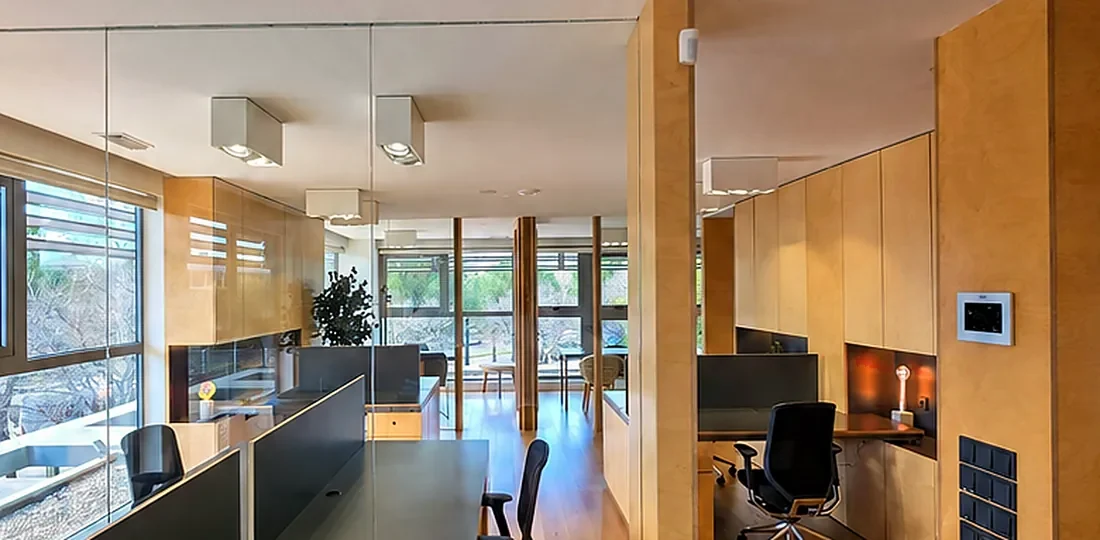 Puestos de trabajo con luz natural en SupraSummit